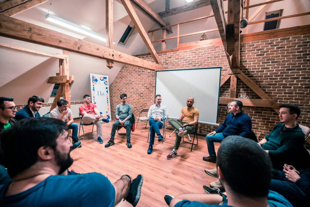 DadsAround Sessions , grupuri de lucru cu tați facilitate de psihologii Ioan Ungureanu și Matei Stănculescu